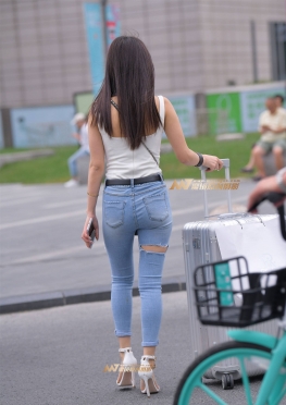 街边等人的紧牛长腿小姐姐