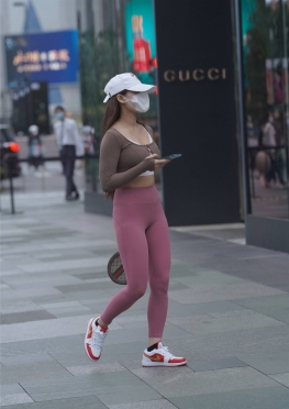 活力运动装瑜JK【93P】戴鸭舌帽的紧身瑜伽裤大长腿美女