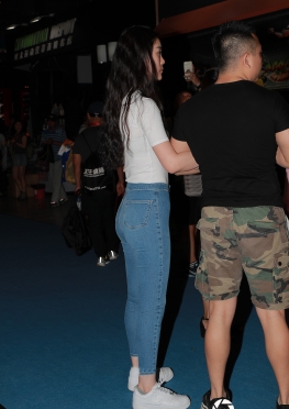 滚叔街拍展会偶遇的丰腴长腿紧身牛仔裤美女