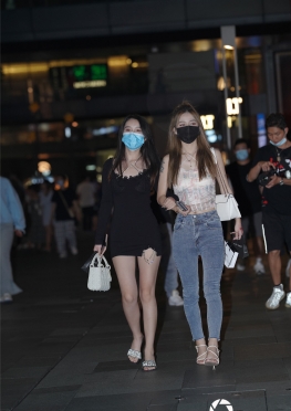 34272【113P+1V】黑色短裙长腿女孩和牛仔裤女孩逛街套图视频