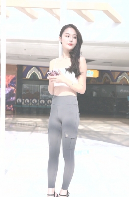 60701-60702逛街的紧身裤长腿美女视频