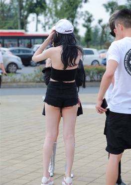 棒球帽月牙T【86P】超短紧身黑色热裤大白腿长腿女孩套图