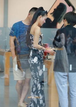 小酒窝，甜美的白富美