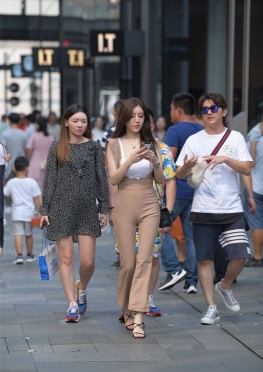 时尚背带K【108P】逛街的丰满的超级漂亮的紧身裤美女套图