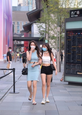 清爽套装Q【99P】戴着口罩逛街的短裙和热裤长腿美女套图
