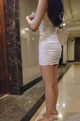 58564-58565-58566-58567魔镜街拍第一站逛街的白色短裙大白腿美足美女，笑起来很漂亮的长腿女孩视频