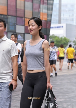 紧身黑色瑜伽裤少妇