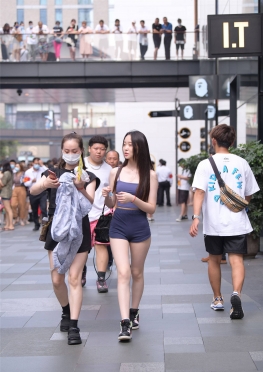 甜M可A休闲装【153P】逛街的紧身牛仔热裤短裤长腿美女