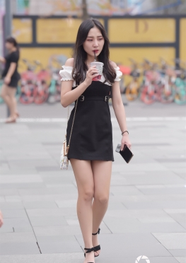 魔镜街拍第一站喝奶茶的短裙大长腿美女，性感白腿女孩美图录，每个人都有属于自己的个人光彩，让自己能够注重一些小的细节