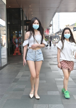 青C牛仔Dk【231P】戴口罩逛街的牛仔热裤大白腿小姐姐女孩套图