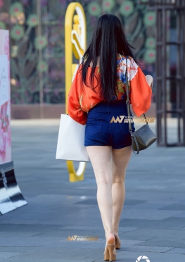 明星街拍第一站丰满高跟短裤大白腿美女