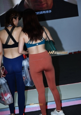 橙色紧身裤女孩