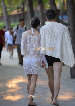 白色比基尼大长腿美女