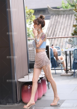 (43054) 丰满的大长腿美女 [22P]