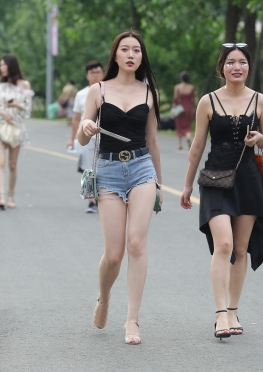 魔镜街拍美术馆性感白皙大长腿美女