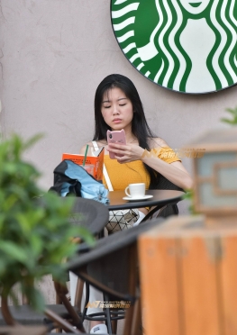 紧致白裤美女在逛街