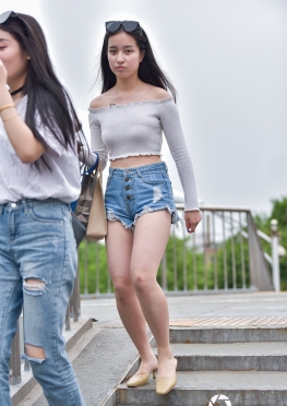 魔镜街拍第一站天桥上的偶遇牛仔热裤翘臀大白腿美女，在日常生活中她们很爱装扮，每次出门之前都会好好装扮一番