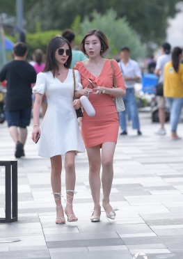 魔镜街拍美术馆白净靓丽的倆闺蜜，我喜欢右边成熟的短裙大白腿美女美图录