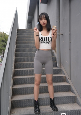 五分灰色紧瑜伽【474P】紧身短裤翘臀大长腿美女套图，性感骆驼趾小姐姐很可爱的！