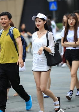 滚叔街拍第一站清新美女曼妙身材