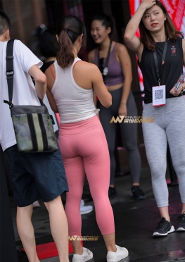 雨后去锻炼的粉色紧身裤女孩