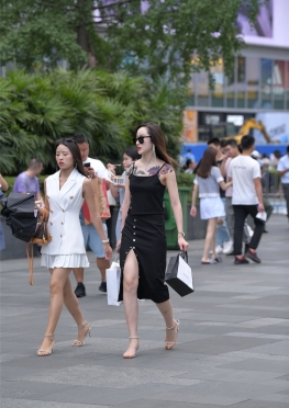 黑色吊DQ【62P】逛街的时尚的大白腿小姐姐纹身美女图片