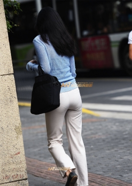 急着上班的白色紧身裤长腿美女