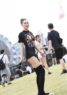 滚叔街拍第一站舞动着的美女