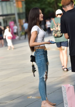 性感中腰破洞仔裤小姐姐