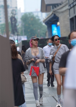 34402【41P】魔镜街拍第一站热裤大长腿红短发女孩套图