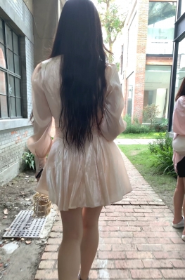 58644-58645魔镜街拍第一站穿着银色短裙美胸大白腿高跟鞋美女视频，性感长腿极品女孩