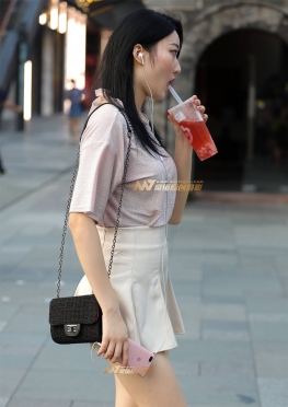 白皙短裙女孩 真诱人
