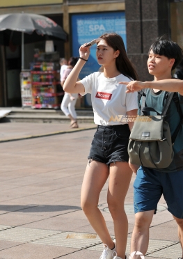 魔镜街拍第一站黑色热裤 大眼睛美女