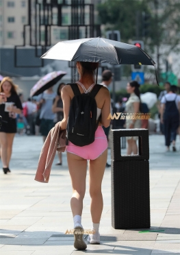 文艺镜框火辣耳环粉色热裤美女，挑逗味道