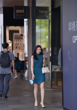 温W绿色连衣Q【47P】逛街的短裙大白腿美足美女套图