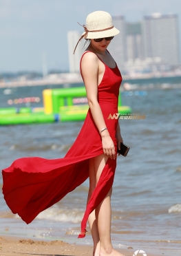 魔镜街拍第一站风儿拂过你的红裙美女