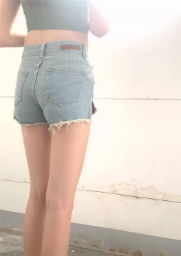 67886-67897站在阳台上的表妹和喜欢睡觉的热裤长腿女孩视频