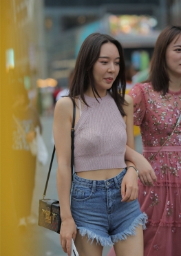 牛仔Dk美N【15P】和闺蜜逛街的牛仔热裤大长腿美女套图