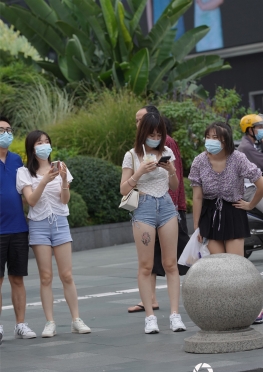 34062【116P+1V】逛街逛了一天的紧身牛仔热裤长腿女孩套图...