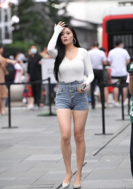 (43929) 丰腴的热裤女子 街拍第一站精品街拍免费视频