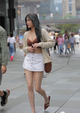 三颗扣白短Q【47P】3a街拍美术馆陪朋友逛街的美胸大白腿美女的脚，性感美腿长腿女孩，白色短裙小姐姐美图录！