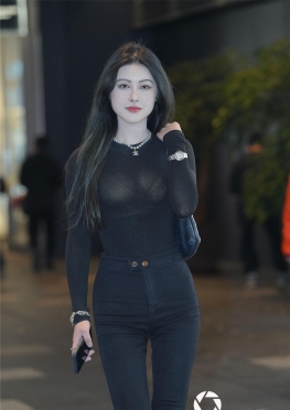 34311【86P】皮肤白皙身材丰满的黑色紧身裤长腿女孩套图
