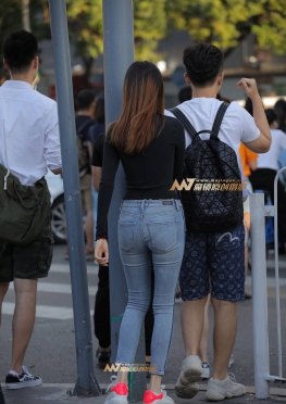 紧牛翘臀女友 街拍逛街的紧身裤女孩