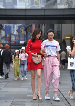 亮眼LB红Q【48P】和闺蜜逛街的短裙高跟鞋长腿美女