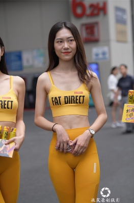 虹桥展hsJSK模T【164P】3a街拍美术馆外景拍摄紧身裤翘臀美女套图，性感美臀美腿女孩美图录！