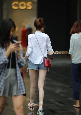 气质美女 一双白白长腿让女人羡慕