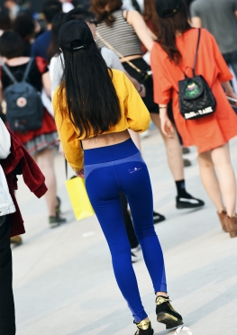 滚叔街拍草坪上的紧身裤长腿美女