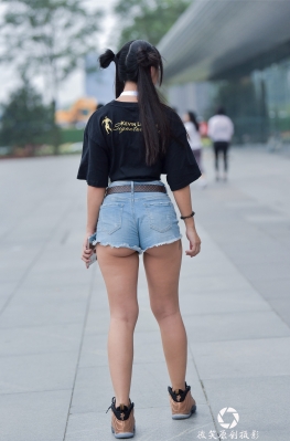 哪吒发型热K【60P】3a街拍美术馆牛仔裤热翘臀微笑线美女套图