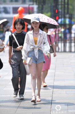 青春的气息，热裤大白腿美女美图录，3a街拍第一站长腿女孩很可爱！