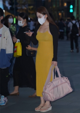 No.6803 黄色J身Q，心情很好的小姐姐一个人逛街